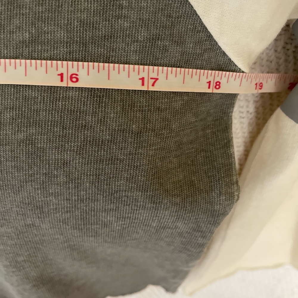 POL Women's Long Sleeve Gray and Cream Shirt Size Small Lint Mark on the Back - Picture 12 of 14